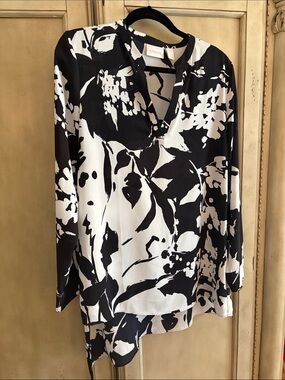 Chico's Black & White Abstract Floral V-Neck Blouse